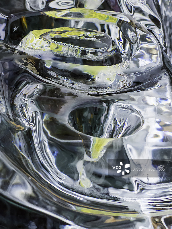 美国伊利诺伊州杜佩奇县：唐纳斯格罗夫，冰面反射绿蓝光图片素材