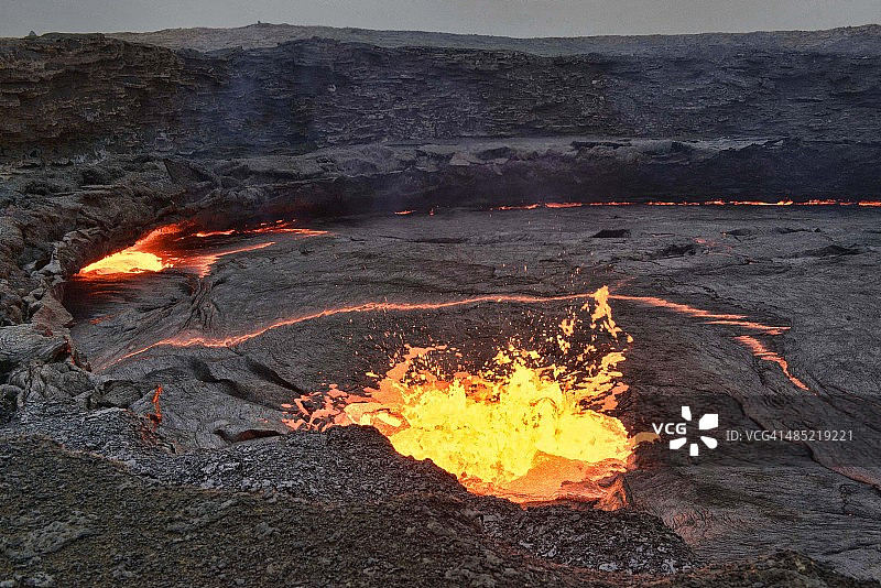 埃尔塔阿雷火山的熔岩湖图片素材