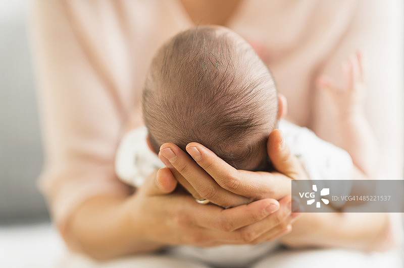 母亲抱着男婴（2-5个月）图片素材