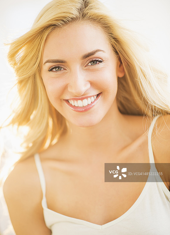 微笑的少女肖像（16-17岁）图片素材