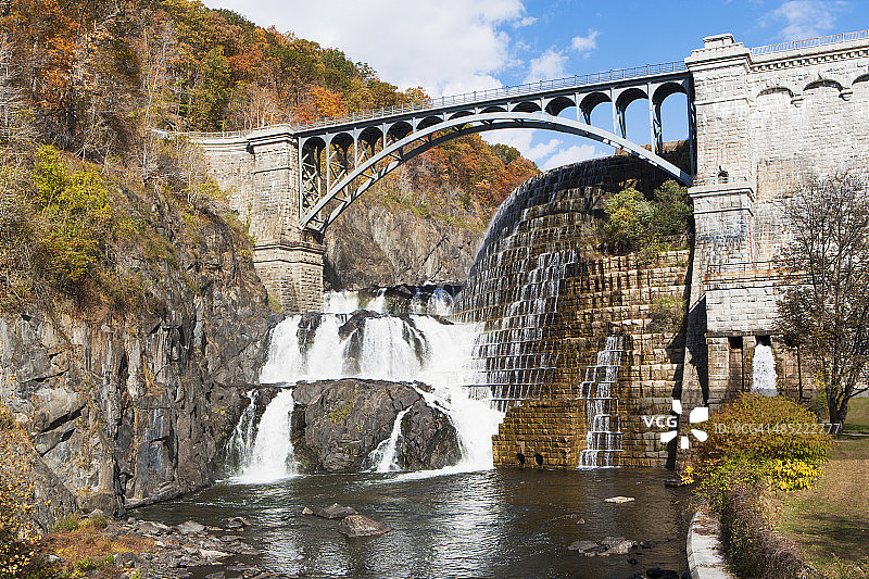 美国纽约州克罗顿：哈德逊河上的水坝和桥梁图片素材