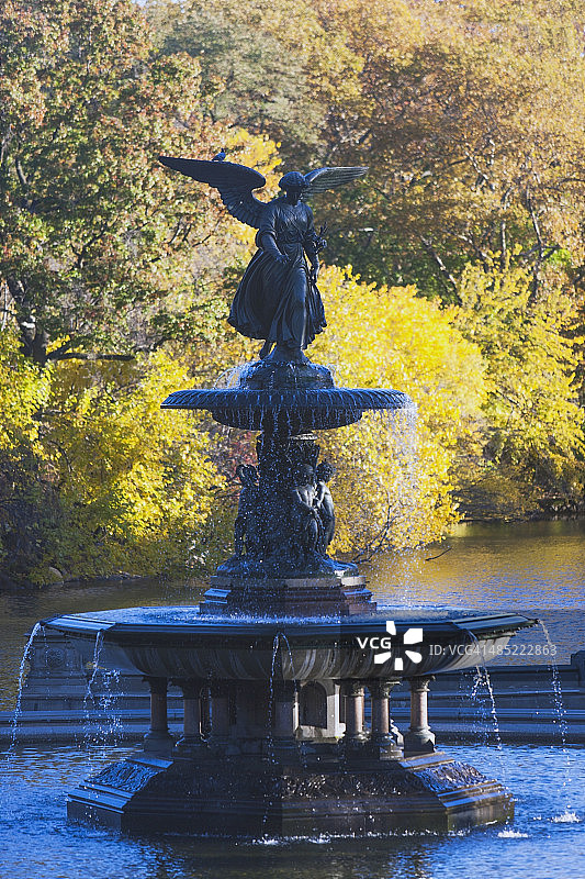 美国纽约市中央公园的贝塞斯达喷泉图片素材