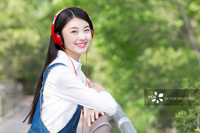 女孩在听音乐图片素材