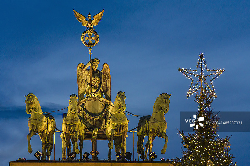 勃兰登堡门上的四马战车图片素材