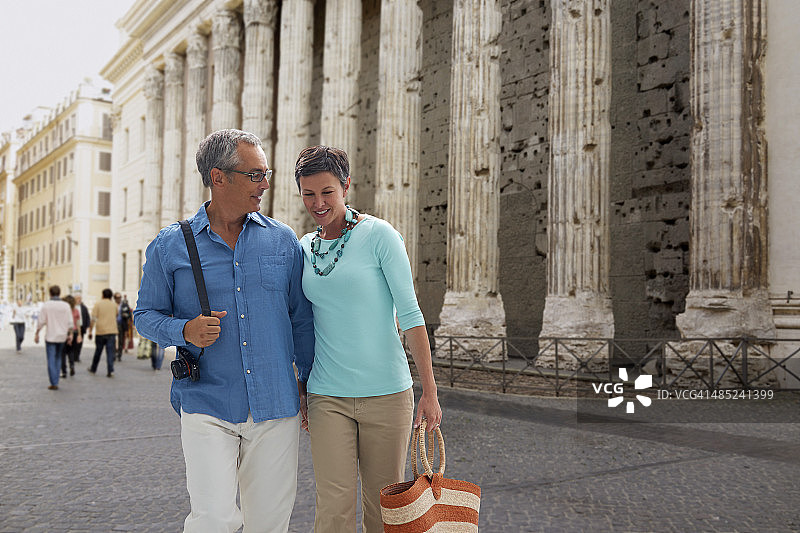 情侣在意大利彼得拉广场散步图片素材