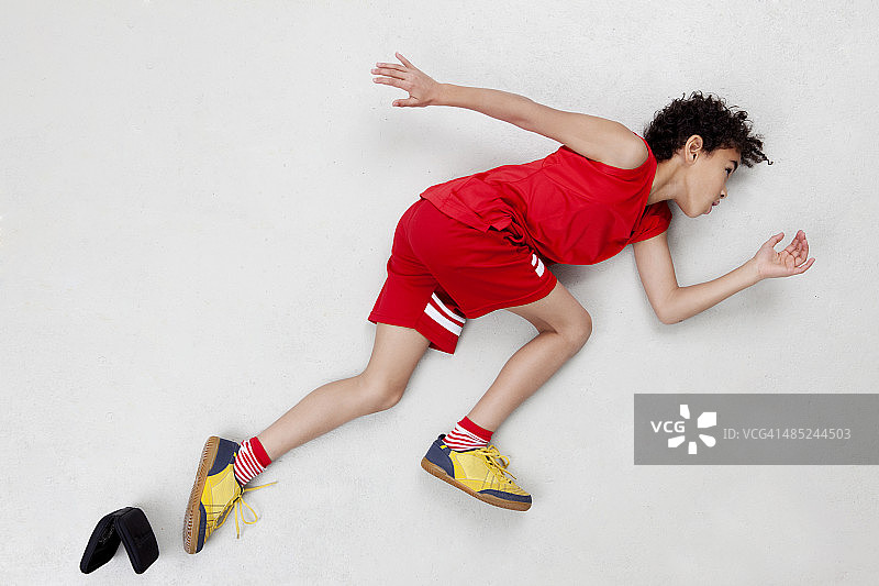 奔跑的男孩图片素材