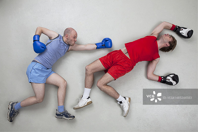 男人在拳击比赛中被击倒图片素材