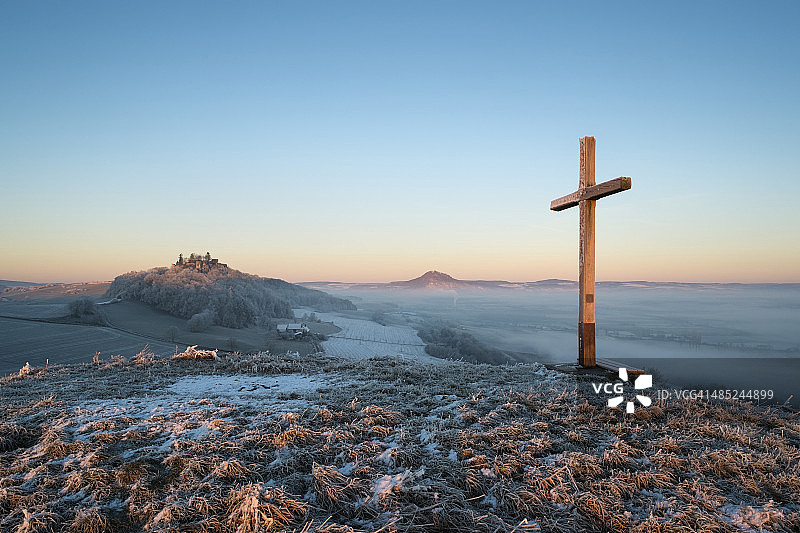 德国巴登-符腾堡州康斯坦茨区，山顶十字架，黑格au的冬日清晨图片素材