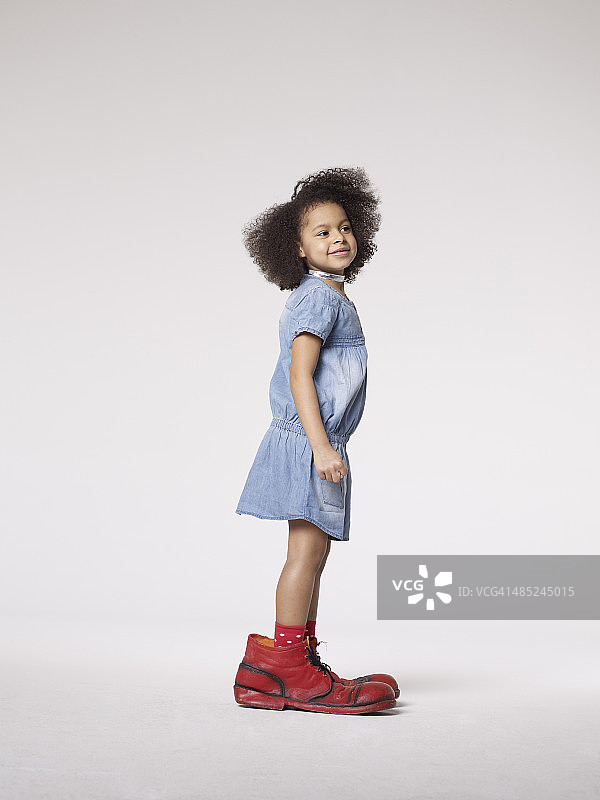 穿着大号小丑鞋的女孩图片素材