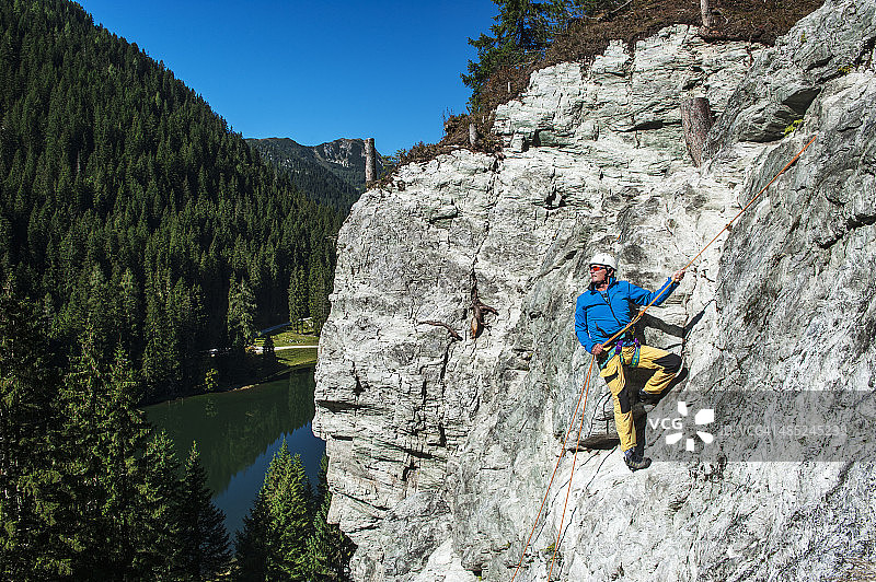 奥地利萨尔茨堡州阿尔滕马克特-措岑塞：铁索攀岩上的男子图片素材
