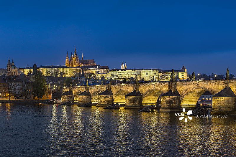 捷克布拉格：伏尔塔瓦河、查理大桥、布拉格城堡和圣维特大教堂图片素材