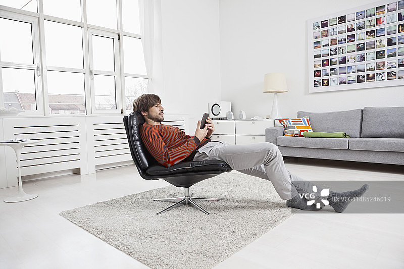 德国慕尼黑：男子阅读电子书图片素材