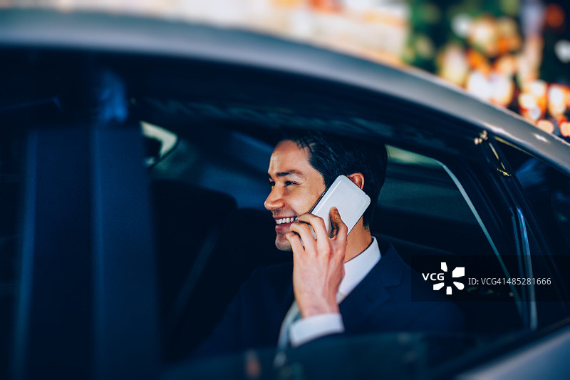 在车里发短信的商人图片素材