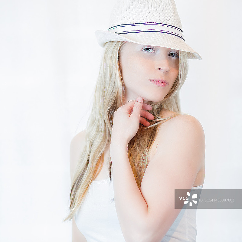戴帽子的年轻女人的高调肖像图片素材