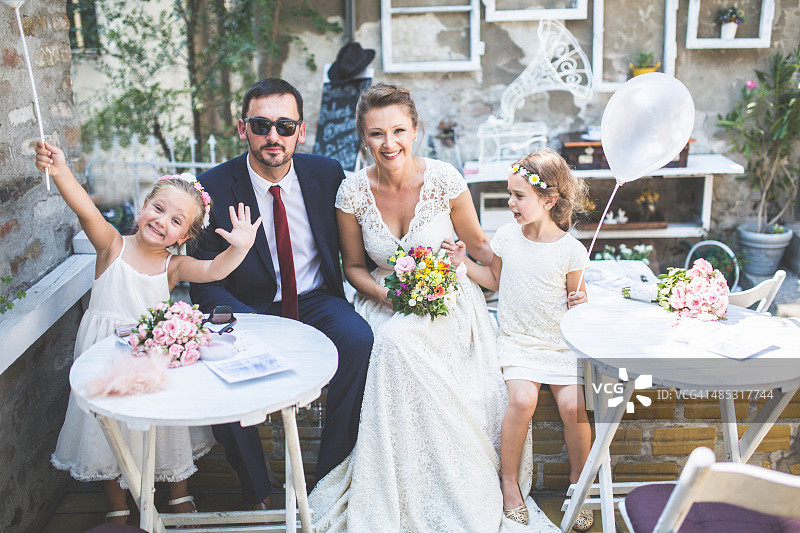 幸福的一家人的婚礼日图片素材