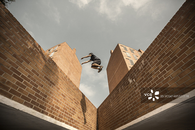 在城市里练习跑酷的年轻人图片素材