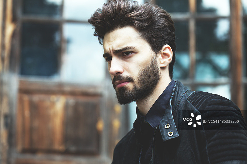 时尚写真：英俊的络腮胡男士图片素材