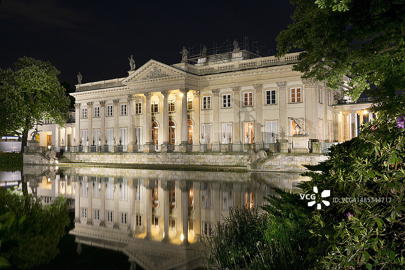 夜晚瓦津基公园里的瓦津基宫图片素材