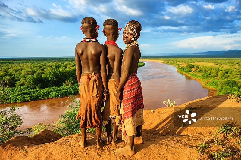 来自非洲埃塞俄比亚卡罗部落的年轻男孩图片素材