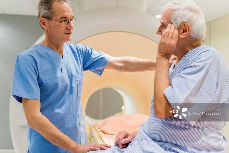 放射科医生在MRI扫描后与老年患者交谈图片素材