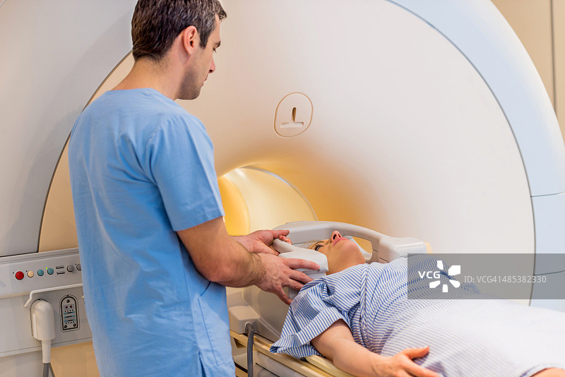 放射科医生为患者准备核磁共振扫描图片素材