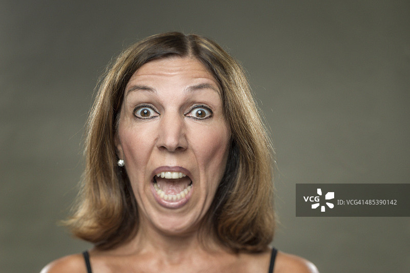 大眼睛女人惊恐尖叫的画像图片素材