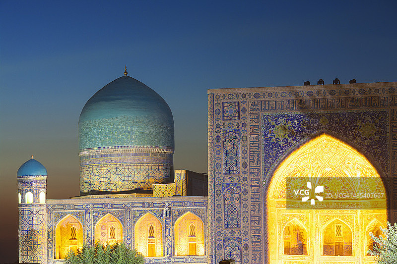 撒马尔罕的夜间列吉斯坦广场图片素材