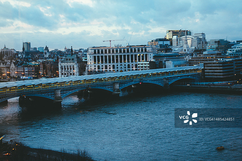 伦敦的黑衣修士桥和泰晤士河图片素材