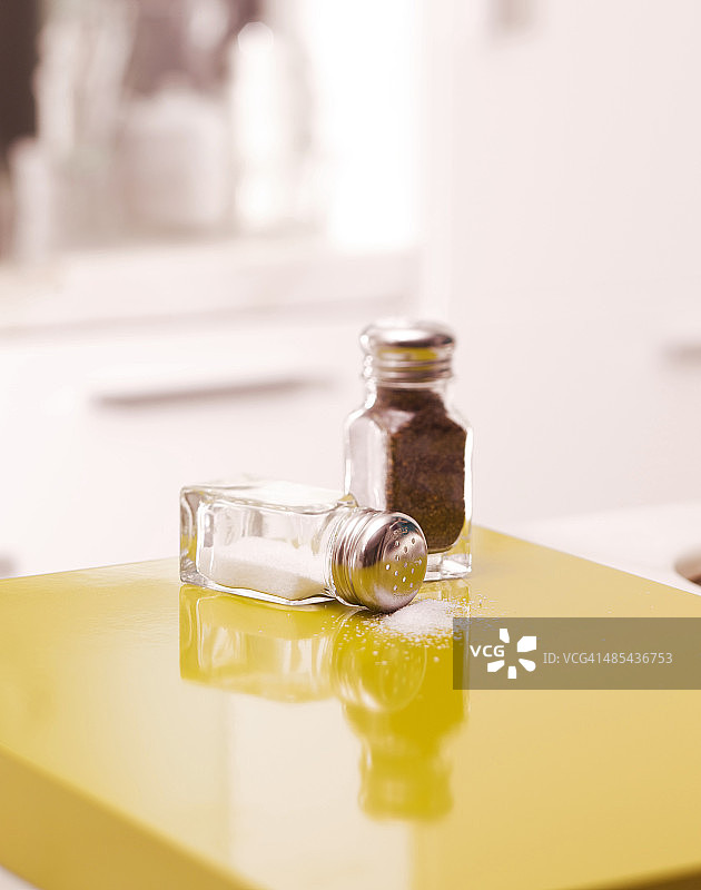 盐和胡椒粉罐图片素材