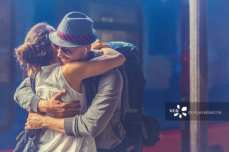 火车站台上拥抱的男女肖像图片素材