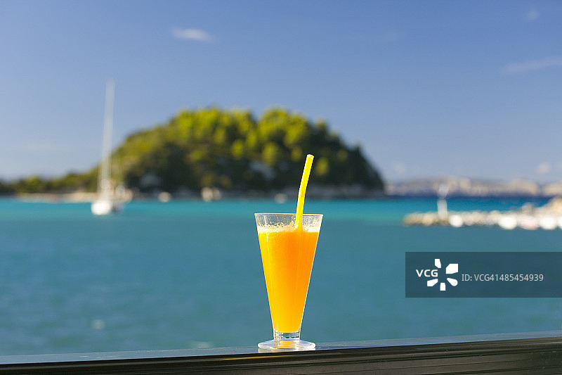 希腊帕克索斯岛拉卡水边茶点图片素材