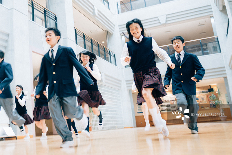奔跑着去课间休息的日本学生图片素材