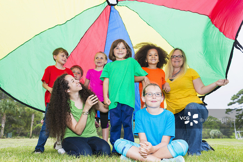 多种族儿童与辅导员在夏令营图片素材