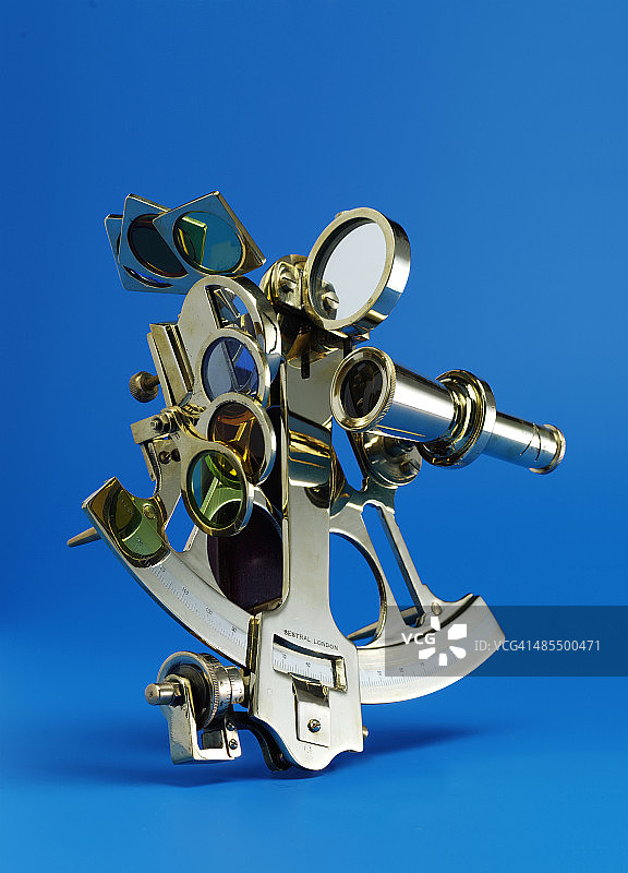 蓝色背景上的金色六分仪图片素材