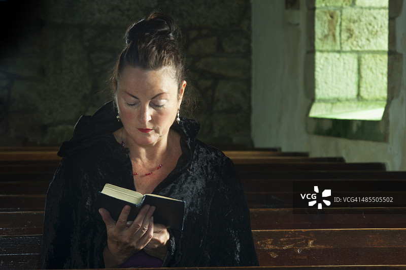 祈祷的女士图片素材