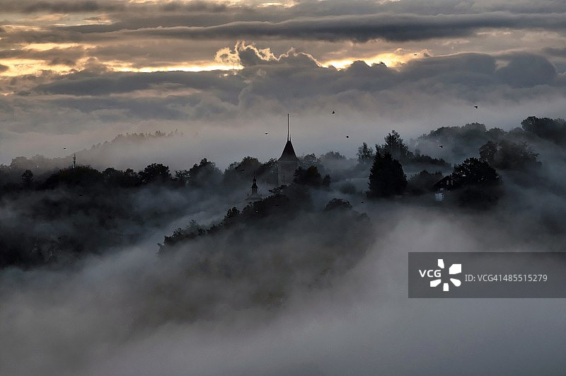 雾中的弗里堡图片素材
