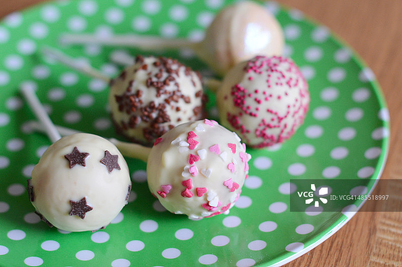 白巧克力蛋糕棒棒糖图片素材