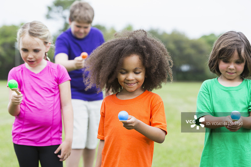 参加鸡蛋赛跑的多民族儿童群体图片素材