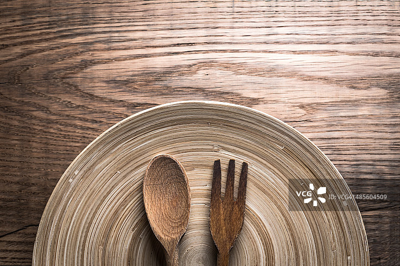 叉子、勺子和木盘图片素材