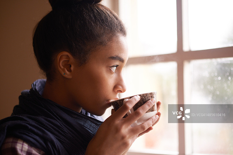 在家寻找安静的地方图片素材