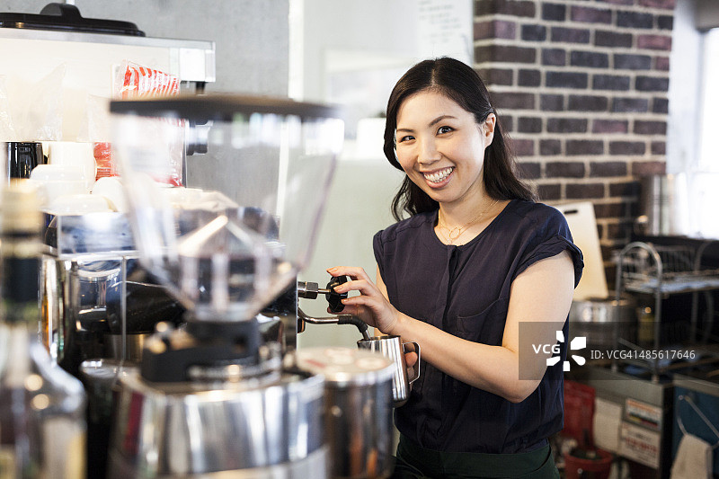 吧台后的亚洲女商人图片素材