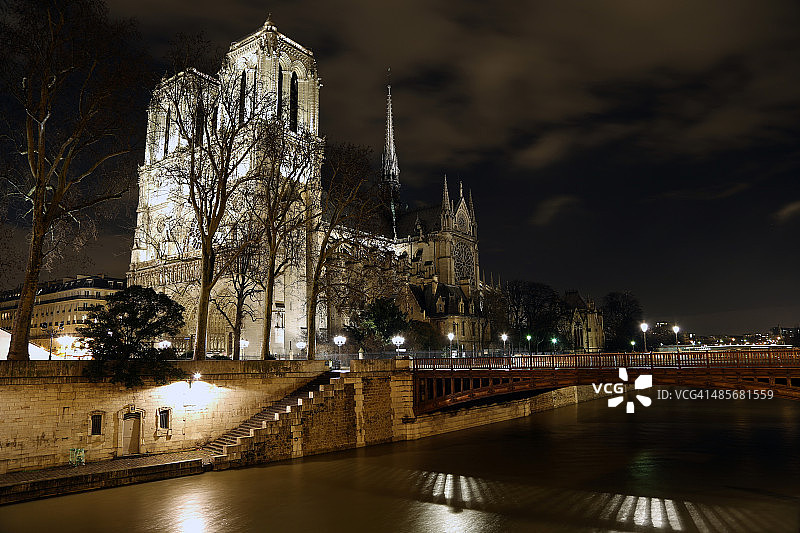 巴黎夜景中的圣母院图片素材