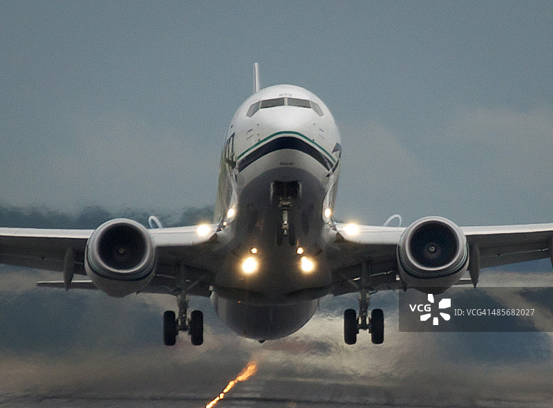 商用喷气式飞机起飞图片素材