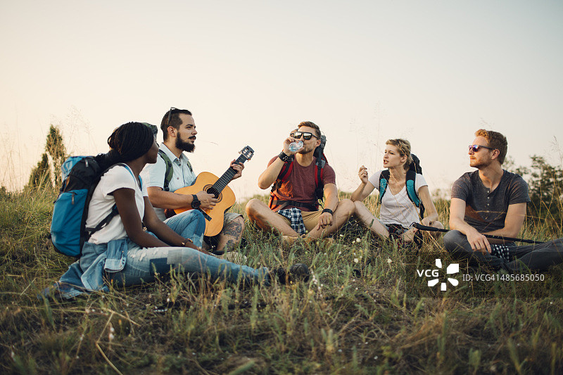 朋友们一起露营图片素材