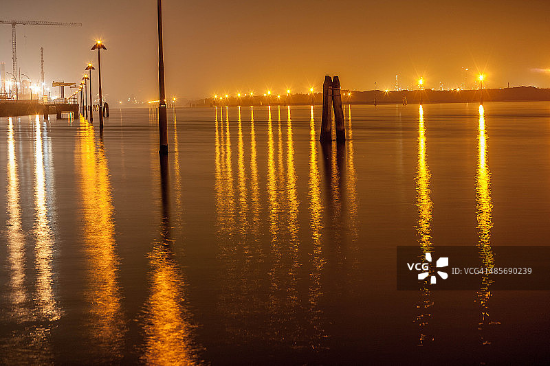 威尼斯运河、水上巴士与船只图片素材