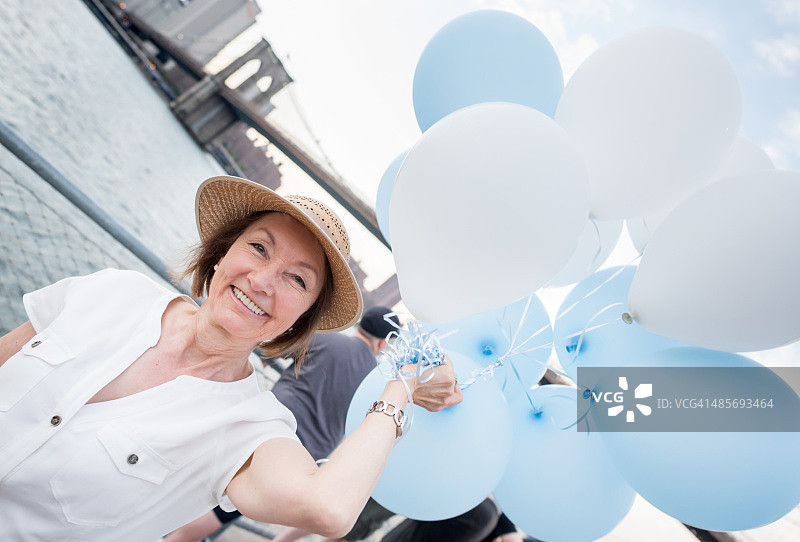 快乐的女人在纽约的游乐园里图片素材