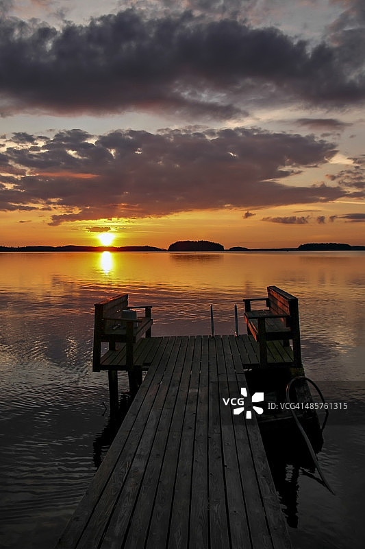 芬兰卡拉韦西湖日落图片素材