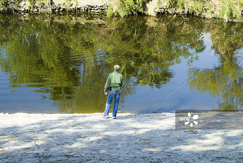 在洛杉矶河边飞蝇钓鱼的男子图片素材