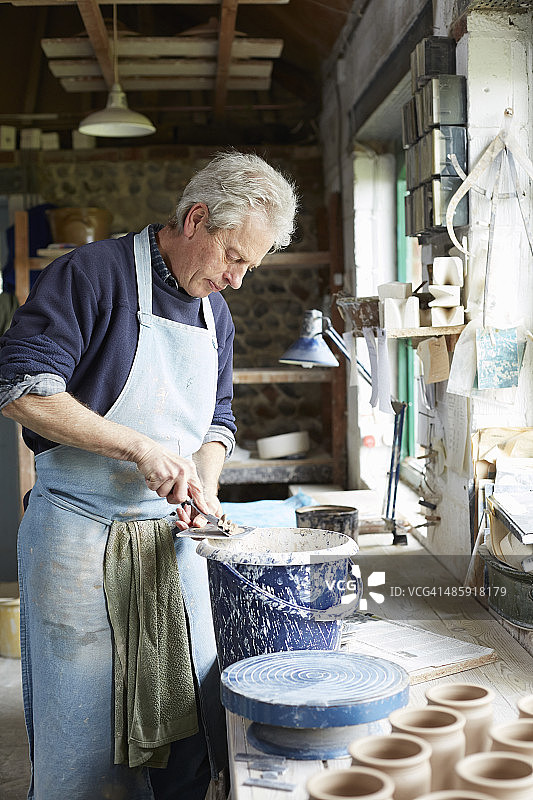 陶艺家清洁转盘图片素材