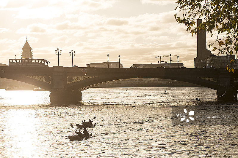 英国伦敦切尔西泰晤士河日落景色图片素材